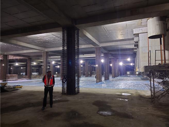 台北市副市长李四川近日前往视察公馆净水场配水池改建工程，瞭解工程施工进度与品质，也给施工团队加油打气。（翻摄自李四川脸书／丁上程台北传真）