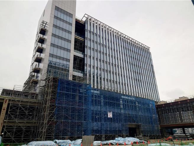 台北市副市长李四川近日前往视察公馆净水场配水池改建工程，瞭解工程施工进度与品质，也给施工团队加油打气。（翻摄自李四川脸书／丁上程台北传真）