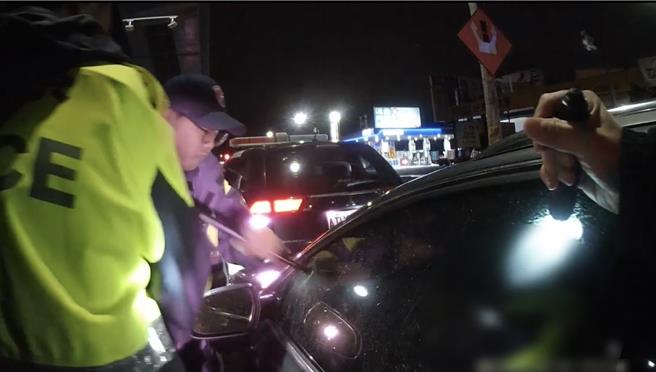 霹雳小组干员强行破窗，将钟男逮捕。（警方提供）