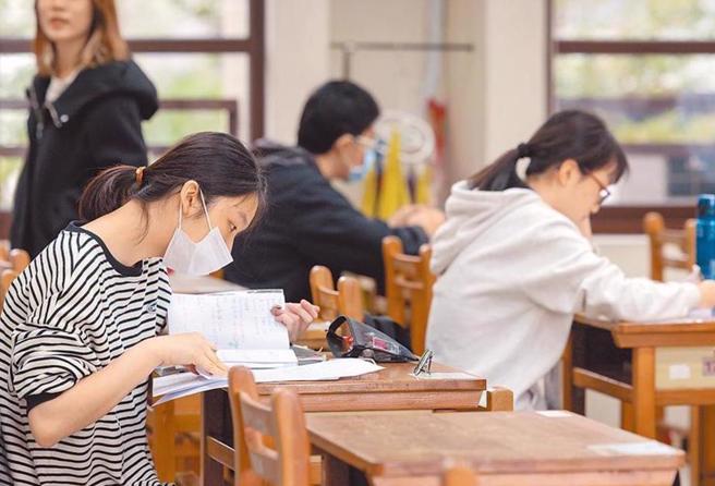 升学压力衝击心理健康，立委吁加强学生辅导、加强隐私防护。（本报资料照）