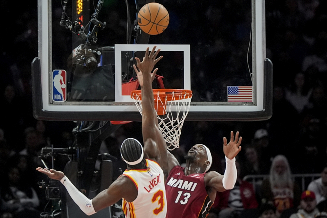 老鹰Caris LeVert在篮下对抗热火Bam Adebayo。（美联社资料照）