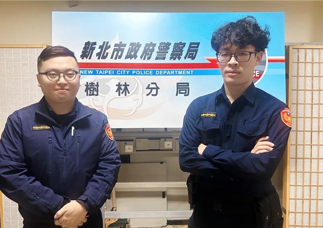 樹林派出所巡邏員警黃國凱、蘇柏睿與銀行行員聯手阻詐，成功替蔣翁守住辛苦錢。（樹林警分局提供）