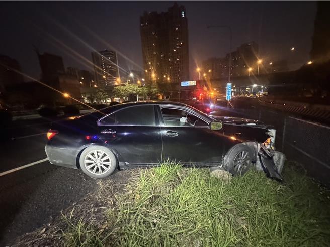 车辆车头全毁。（民眾提供／李京升台中传真）