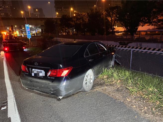 驾驶自撞后不知去向。（民眾提供／李京升台中传真）