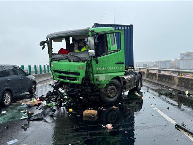 台61南向23.7公里处赵姓驾驶不明原因自撞跌掉落高架桥下，驾驶当场失去呼吸心跳。（翻摄照片／廖姮玥桃园传真）