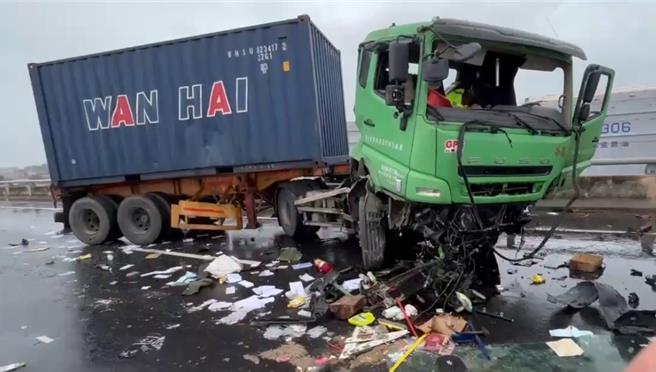 台61南向23.7公里处赵姓驾驶不明原因自撞跌掉落高架桥下，驾驶当场失去呼吸心跳。（翻摄照片／廖姮玥桃园传真）