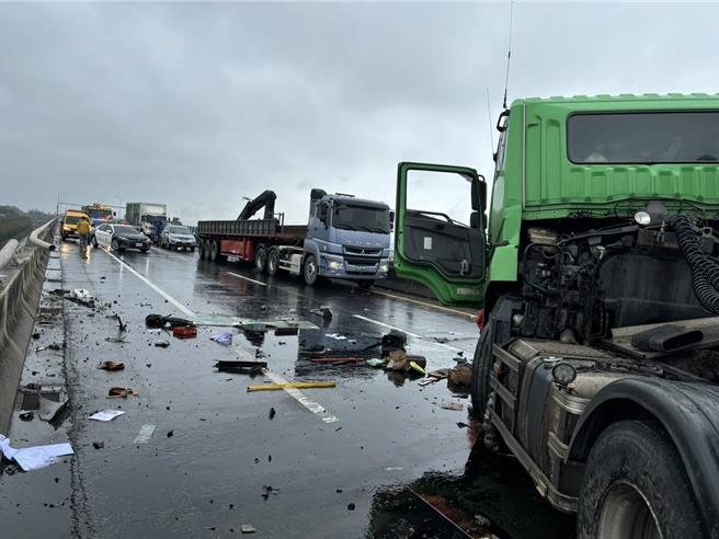 台61南向23.7公里处赵姓驾驶不明原因自撞跌掉落高架桥下，驾驶当场失去呼吸心跳。（翻摄照片／廖姮玥桃园传真）