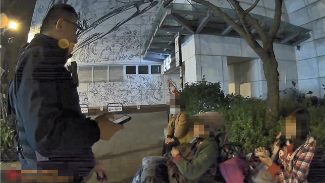 警方到場關心母女兩人的狀況。(翻攝照片／林郁平台北傳真）