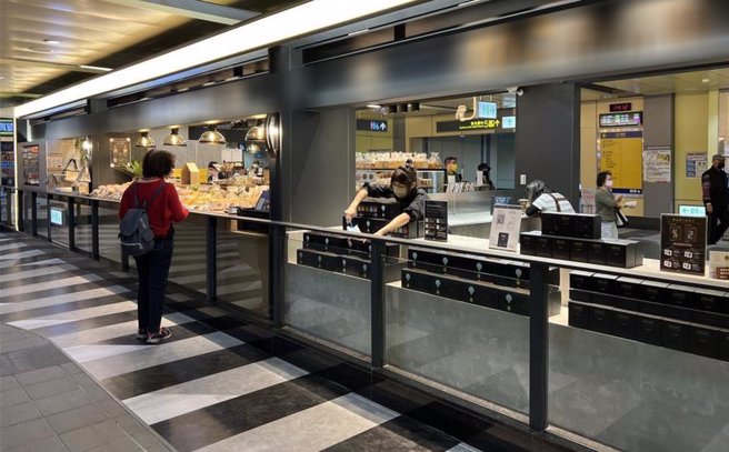 现在不少捷运站设有餐饮柜位或餐车，但有民眾在社群平台发文，24日傍晚在顶溪站看到游民竟直接横躺在早餐餐车上。图为台北捷运示意图，非新闻所提餐车。（本报资料照片）