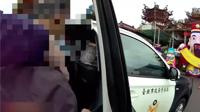 警方搀扶叶翁上警车，将他载至派出所休息。(翻摄照片／林郁平台北传真）