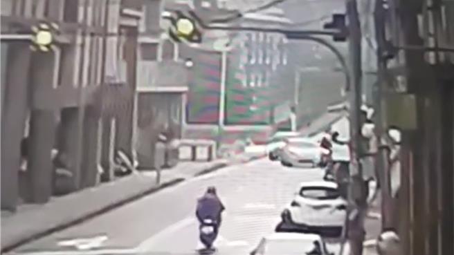 基隆市暖暖区26日发生一起事故，开车的杨姓男子疑似因为身体不适衝向对向车道，撞上机车骑士；事后杨男经急救仍宣告不治身亡。（翻摄照片／张志康基隆传真）