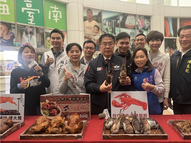 古都马3月2日吸引2.4万人开跑，台南市长黄伟哲(前排中)手持龙虾，强调今年不惜重本祭出豪华补给品。(曹婷婷摄)