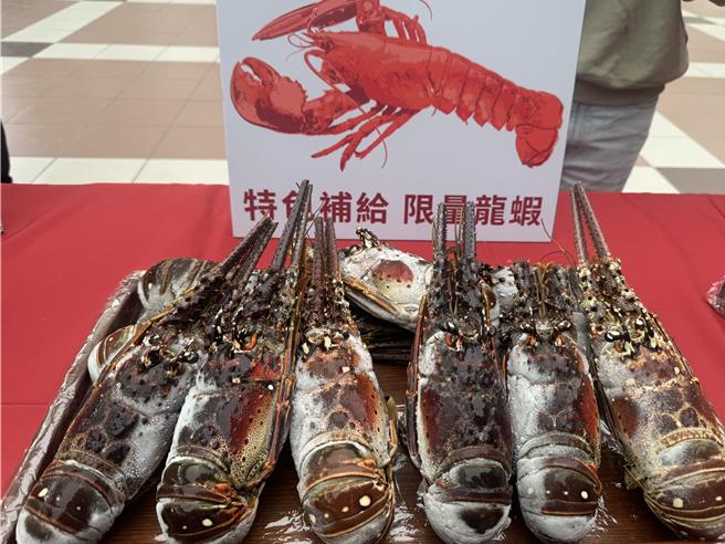 超狂补给品，龙虾都端上桌了。(曹婷婷摄)