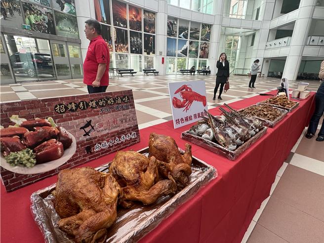 今年赛事规画美食大道，提供豪华补给品。(曹婷婷摄)