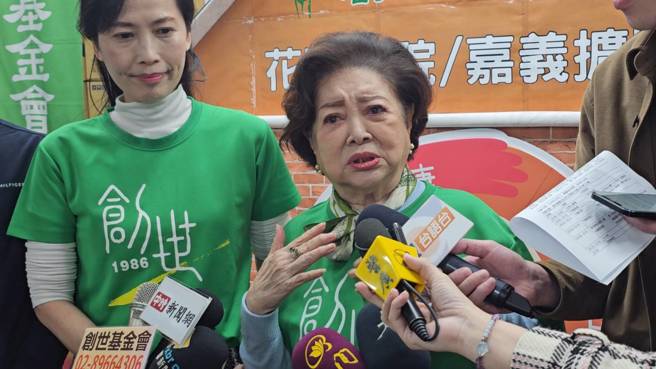 陈淑芳谈及长年卧床的植物人感触良多。(记者游定刚拍摄)