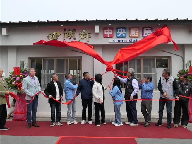 云林县四湖乡公所26日启用长青食堂中央厨房，未来将结合灵性教育，鼓励长者进入社区与他人互动。（张朝欣摄）