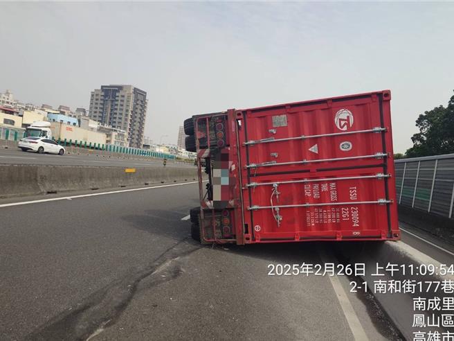国道1号靠高雄港区的货柜车专用道，今（26）日上午1辆货柜车疑似为闪避匝道仪控车辆，不慎失控翻覆于车道上。（警方提供／任义宇高雄传真）