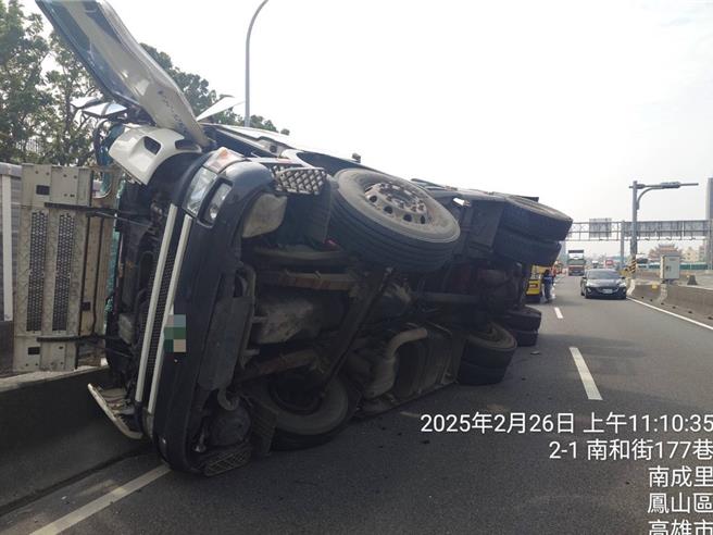 国道1号靠高雄港区的货柜车专用道，今（26）日上午1辆货柜车疑似为闪避匝道仪控车辆，不慎失控翻覆于车道上。（警方提供／任义宇高雄传真）