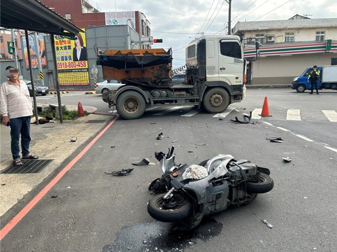 桃园中坜本月19日发生死亡车祸，砂石车机车对撞  骑士与乘客喷飞1人亡。(警方提供／吕筱蝉桃园传真)