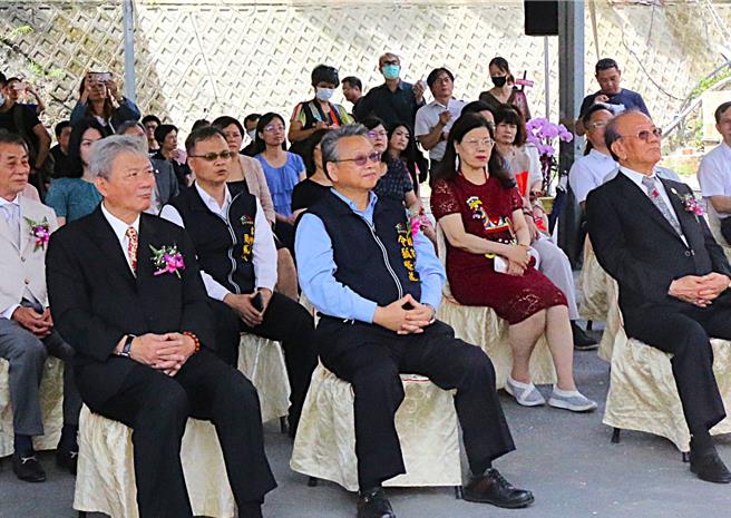 前立法委员杨文欣（前左一）2020年曾与父亲杨天生（前右一）出席朝阳科技大学航空学院动土典礼。（民眾提供／李京升台中传真）