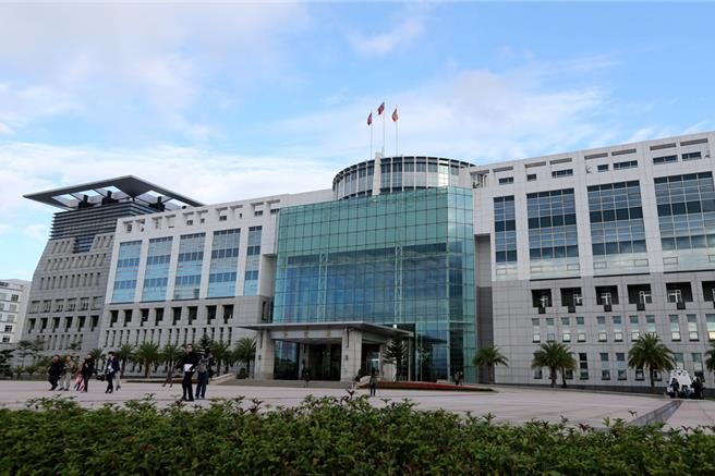 國防部強調，中共在國際航道，無預警以臨時無線電廣播方式，宣布將於特定區域內進行「射擊訓練」，此舉不但對國際飛航、海上船隻的航行安全造成高度危險，更是對區域安全穩定的公然挑釁。（圖為國防部博愛大樓／資料照）