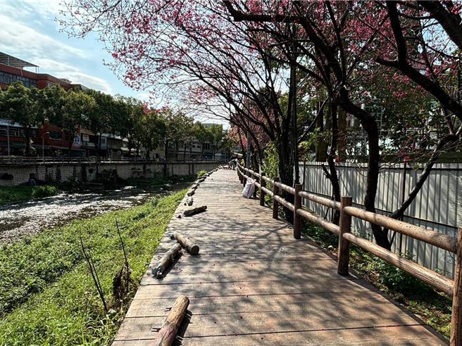 桃园市中坜区新街溪河滨步道暗藏危险，中坜区公所工程改善7月完工。(中坜区公所提供／吕筱蝉桃园传真)