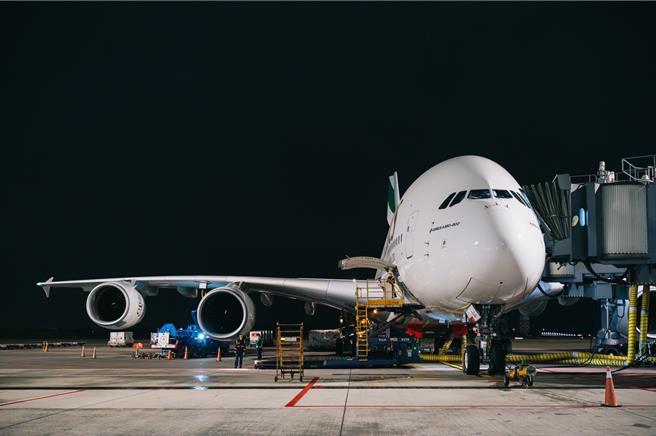 桃园机场自1979年开航以来，风雨无阻、灯火不熄，见证臺湾与世界的连结，迎接来自各地的旅客。（桃机公司提供／蔡明亘台北传真）