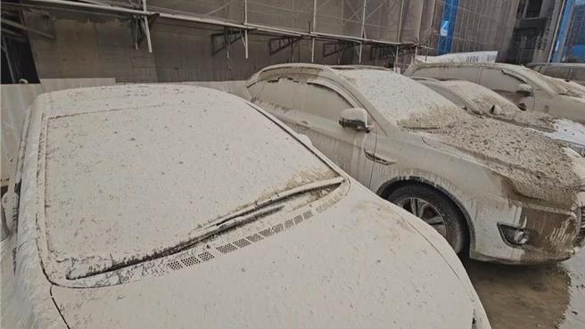 桃園青埔建築工地灌漿爆模，導致鄰近停車場24車受損，建管處開罰。(取自臉書桃園郡／呂筱蟬桃園傳真)