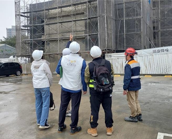 桃園青埔建築工地灌漿爆模，導致鄰近停車場24車受損，建管處開罰。(桃市建管處提供／呂筱蟬桃園傳真)