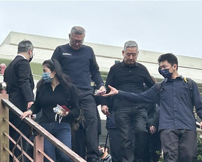 在台中新光三越气爆中罹难的陈姓楼管26日告别式，新光三越总经理吴昕阳到场送最后一程。（林欣仪摄）