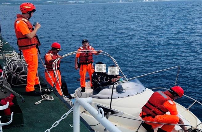台東查緝隊押送走私大麻犯嫌。（翻攝照片／洪靖宜高雄傳真）