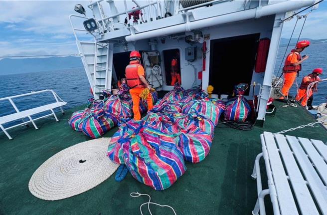 台東查緝隊於遊艇上查獲走私大麻花。（翻攝照片／洪靖宜高雄傳真）