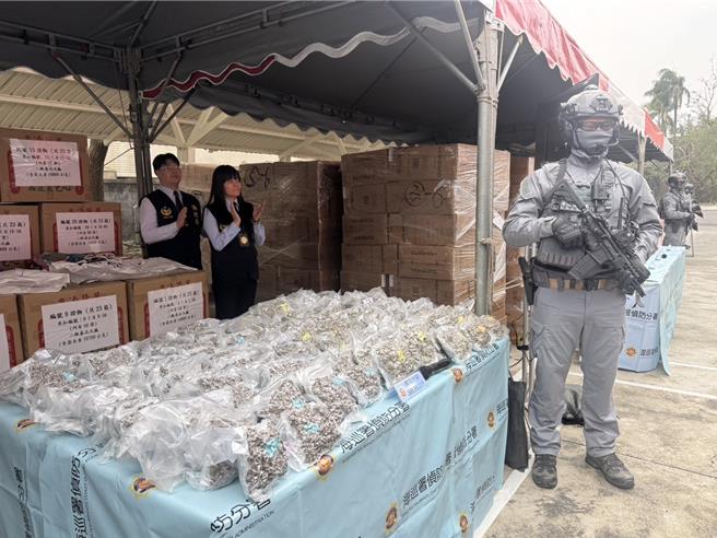 海巡等單位查獲遊艇上389公斤第二級毒品大麻花。（洪靖宜攝）