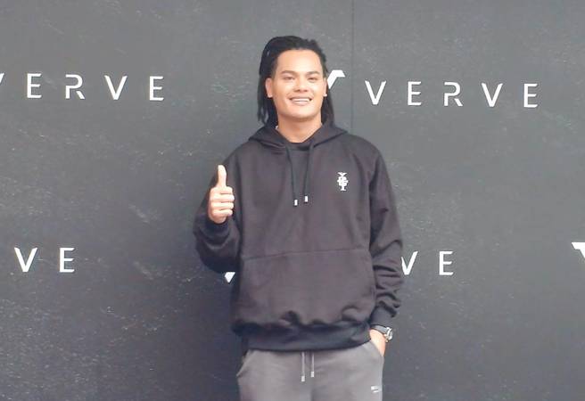 张育成祝福陈伟殷退休生活顺利。（陈筱琳摄）