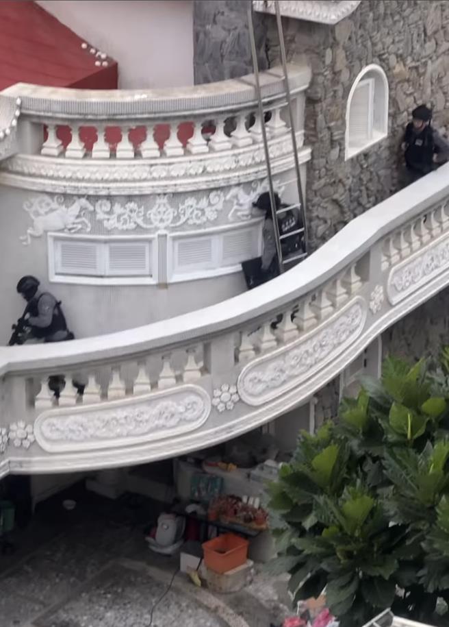 永康警方今早在一处民宅攻坚，查缉毒品与枪炮，过程被附近民宅拍下上传社群媒体。（摘自threads／曹婷婷台南传真）