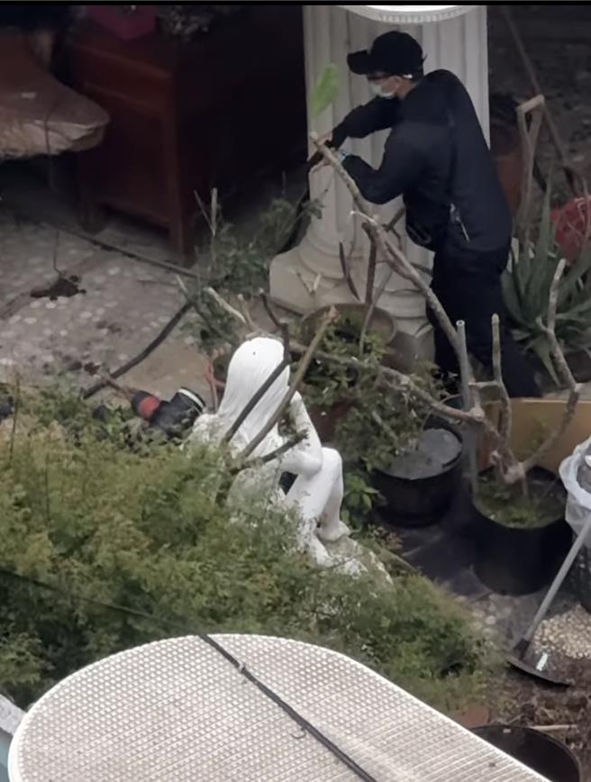 永康警方今早在一处民宅攻坚，查缉毒品与枪炮，过程被附近民宅拍下上传社群媒体。（摘自threads／曹婷婷台南传真）