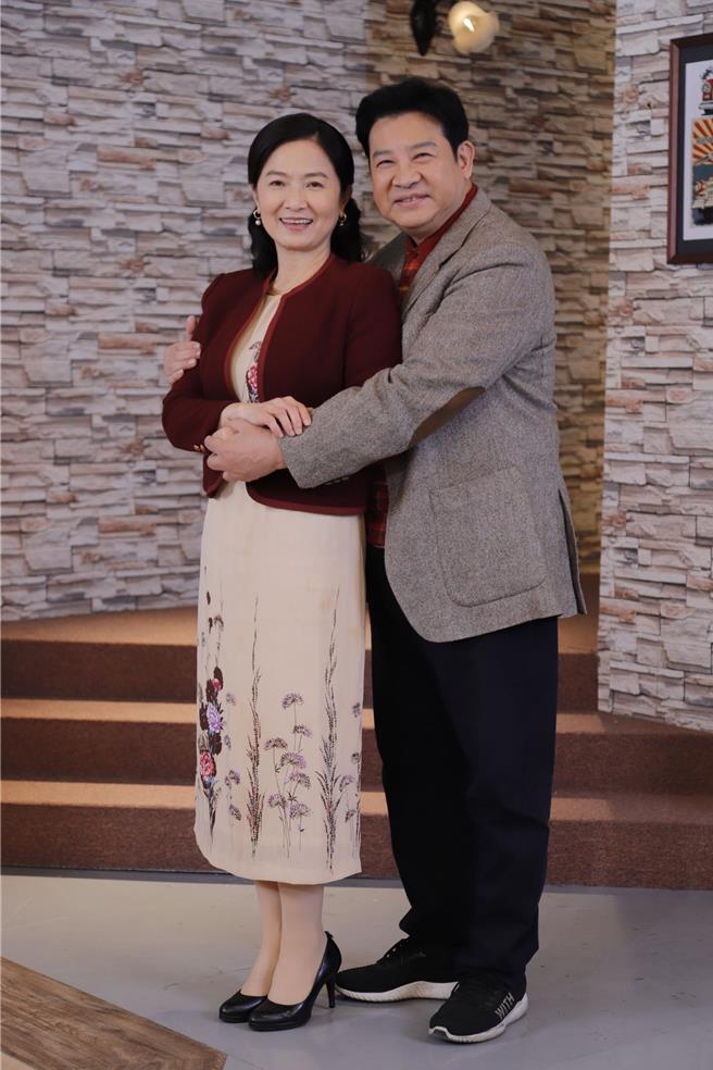 杨庆煌、谢琼暖饰演夫妻。（民视提供）