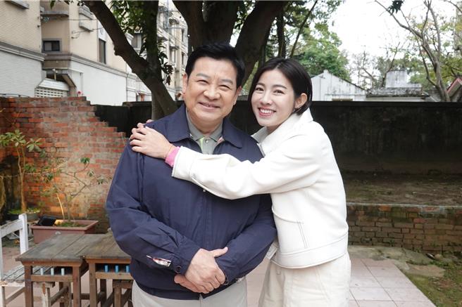杨庆煌、米可白私下相处也像父女。（民视提供）
