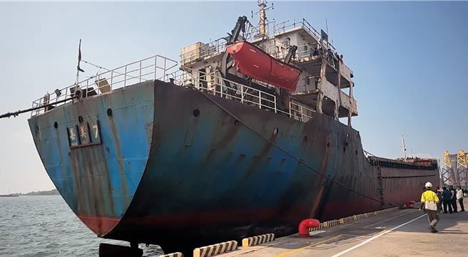 涉嫌扯断中华电信台澎3号海底电缆的多哥籍「宏泰」货轮8名大陆籍船员，25日人船被依现行犯押返台南安平港后，直到26日下午仍在海巡人员交叉问讯中。（洪荣志摄）