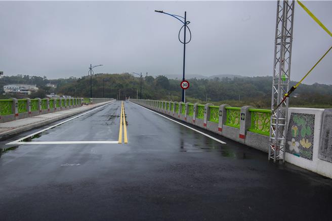 西湖龙寿桥服役近50年，桥面狭窄老旧，桥墩基础裸露，安全堪忧。桥宽仅4公尺，会车困难，长期受西湖溪冲刷。为改善交通，苗栗县政府推动改建工程，并在立委陈超明与乡长高阿赐争取下，获交通部核定近1.9亿元经费。（吕丽甄摄）