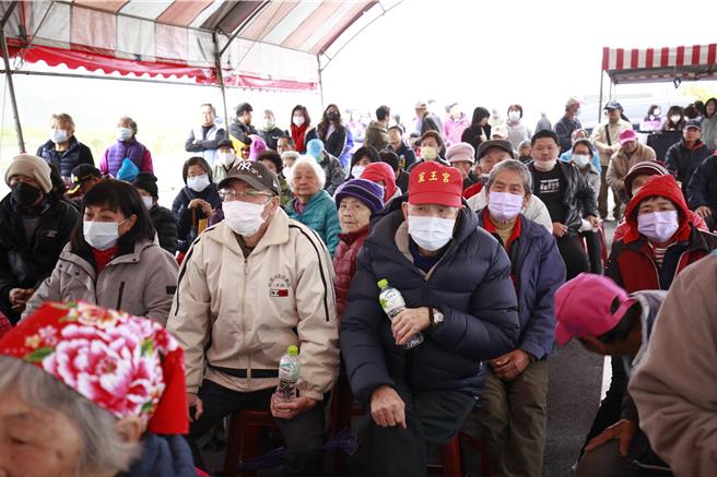 当地居民张姓民眾说，住在当地已超过60年，拓宽后的桥梁使得通行更加方便，以前每次过桥都需要让行，而现在双向车道的设置使得交通更加顺畅，这对居民的日常出行带来了很大改善。（吕丽甄摄）