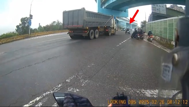 土城一辆砂石车闯红灯，撞到刚起步的机车骑士，导致拖行当场失去生命迹象，送医宣告死亡。（翻摄爆料公社）