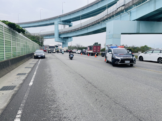 土城一辆砂石车闯红灯，撞到刚起步的机车骑士，导致拖行当场失去生命迹象，送医宣告死亡。（翻摄画面）