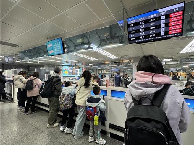 民航局提醒，離島航班易受天候影響異動，建議提早訂位並留意氣象資訊，妥善規畫行程。（示意圖／本報資料照片）