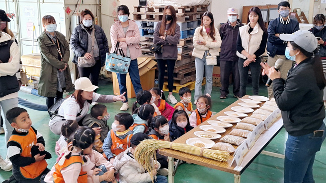 彰化鵝媽媽幼兒園師生、家長實地瞭解白米生產過程及親自體驗碾米。(照片/東海大學提供)