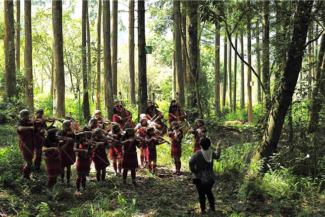 中华航空携手看见 • 齐柏林基金会与亲爱爱乐弦乐团合作打造全新登机影片。（亲爱爱乐弦乐团提供／蔡明亘台北传真）