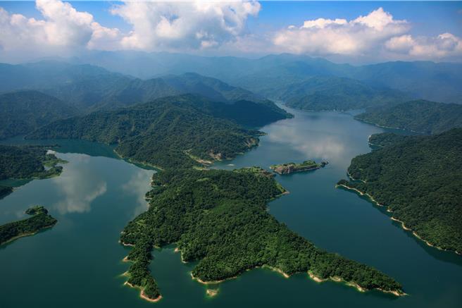 中华航空新登机影片融入台湾一代空拍大师齐柏林的着名纪录片「看见台湾」。（财团法人看见・齐柏林基金会提供／蔡明亘台北传真）