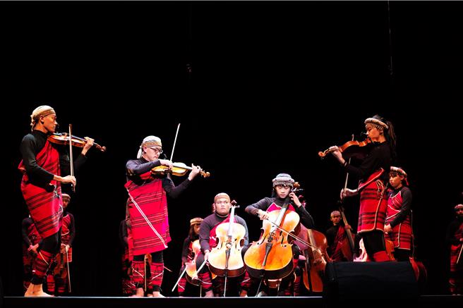 「亲爱爱乐弦乐团」来自泰雅族与赛德克族的原乡南投亲爱村。（亲爱爱乐弦乐团提供／蔡明亘台北传真）