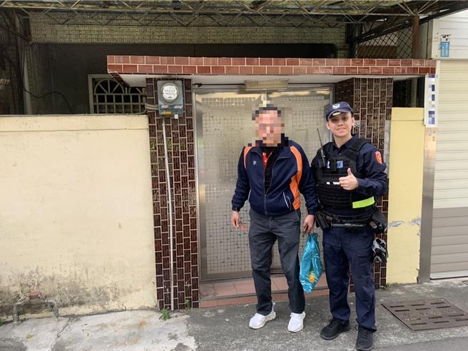 警員替路倒路找到回家的路。（民眾提供／寶智華台中傳真）