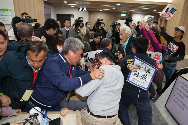 基隆协和电厂四接环评大会26日在环境部举行，支持者与反对团体在中午再度爆发严重肢体衝突。（姚志平摄）